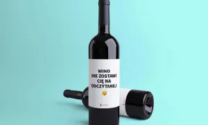 Butelka wina z zabawnym napisem "WINO NIE ZOSTawi CIĘ NA ODCZYTANEJ". Idealny prezent, gdy czujesz, że nie pasujesz do zespołu w pracy.