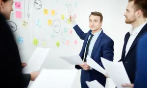 Zespół analizuje cele na tablicy, unikając rozproszenia odpowiedzialności.