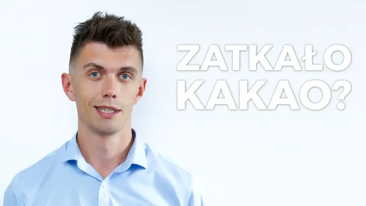 Mężczyzna z niebieskimi oczami i pytaniem "Zatkało kakao?" na białym tle.