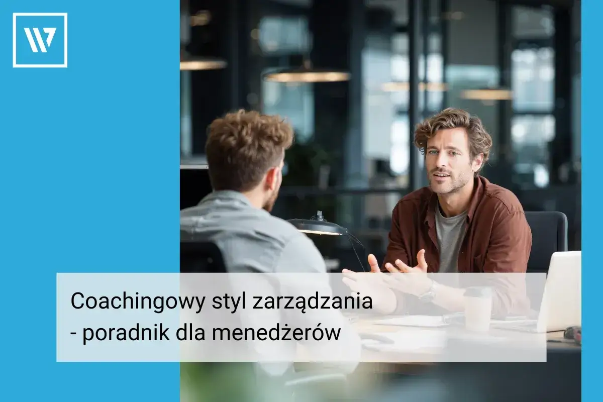 Dw&oacute;ch mężczyzn rozmawia przy biurku. Jeden z nich, w brązowej koszuli, gestykuluje, wyjaśniając coś. To przykład coachingowego stylu zarządzania, kt&oacute;ry pomaga rozwijać zesp&oacute;ł.